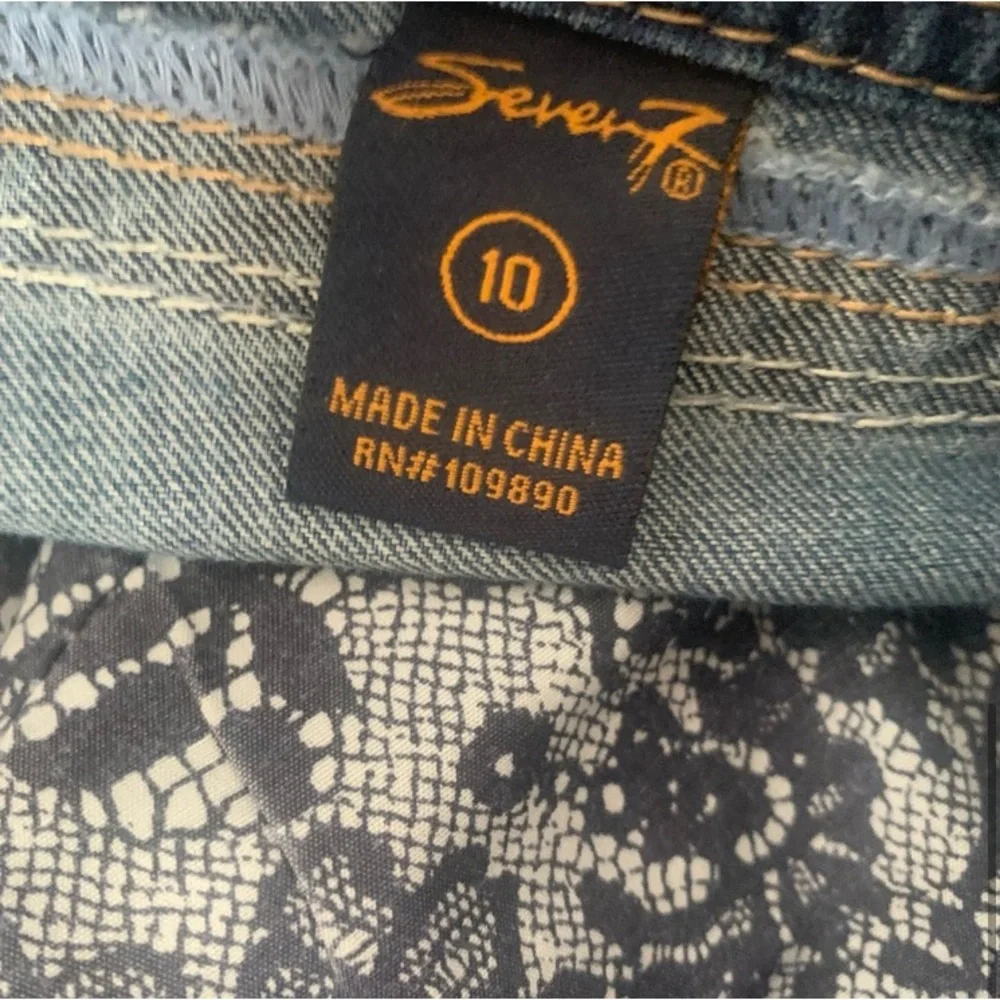 Excellent Preowned Condition Seven7 Capri Jeans Size 10. Very Cute.
